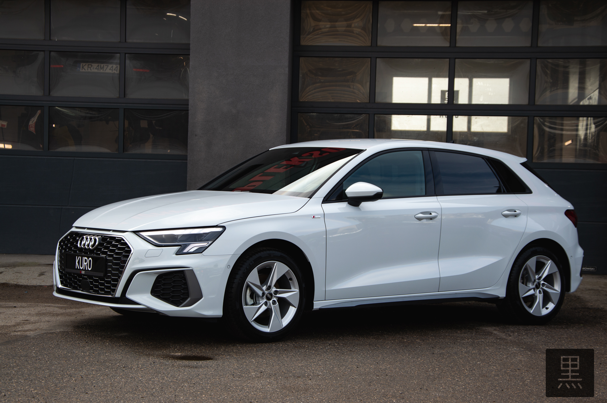Białe Audi A3 przed halą KURO Detailing Kraków po aplikacji powłoki ceramicznej