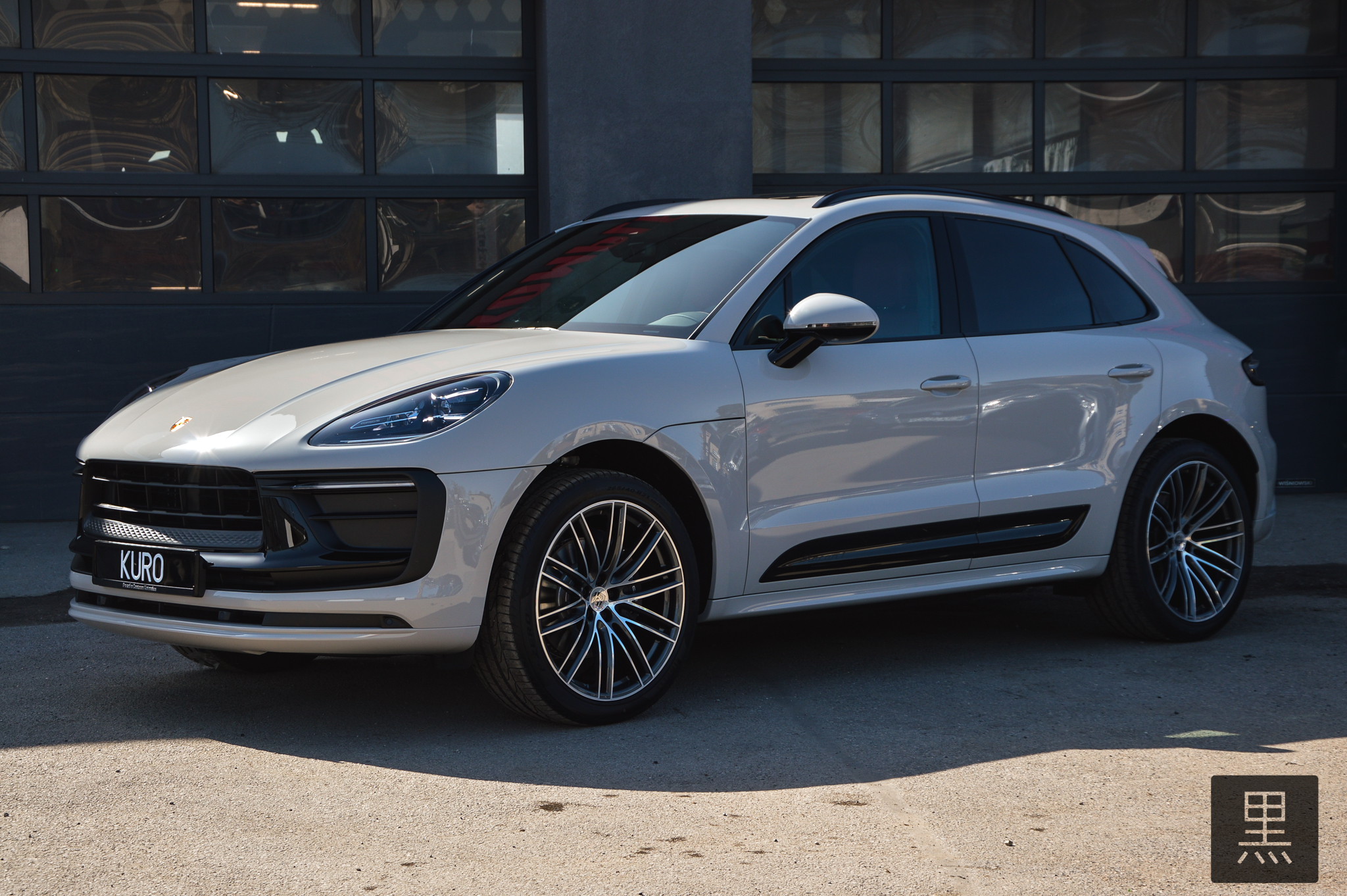 Porsche Macan przed halą detailingu po alikacji powłoki i folii ochronnej
